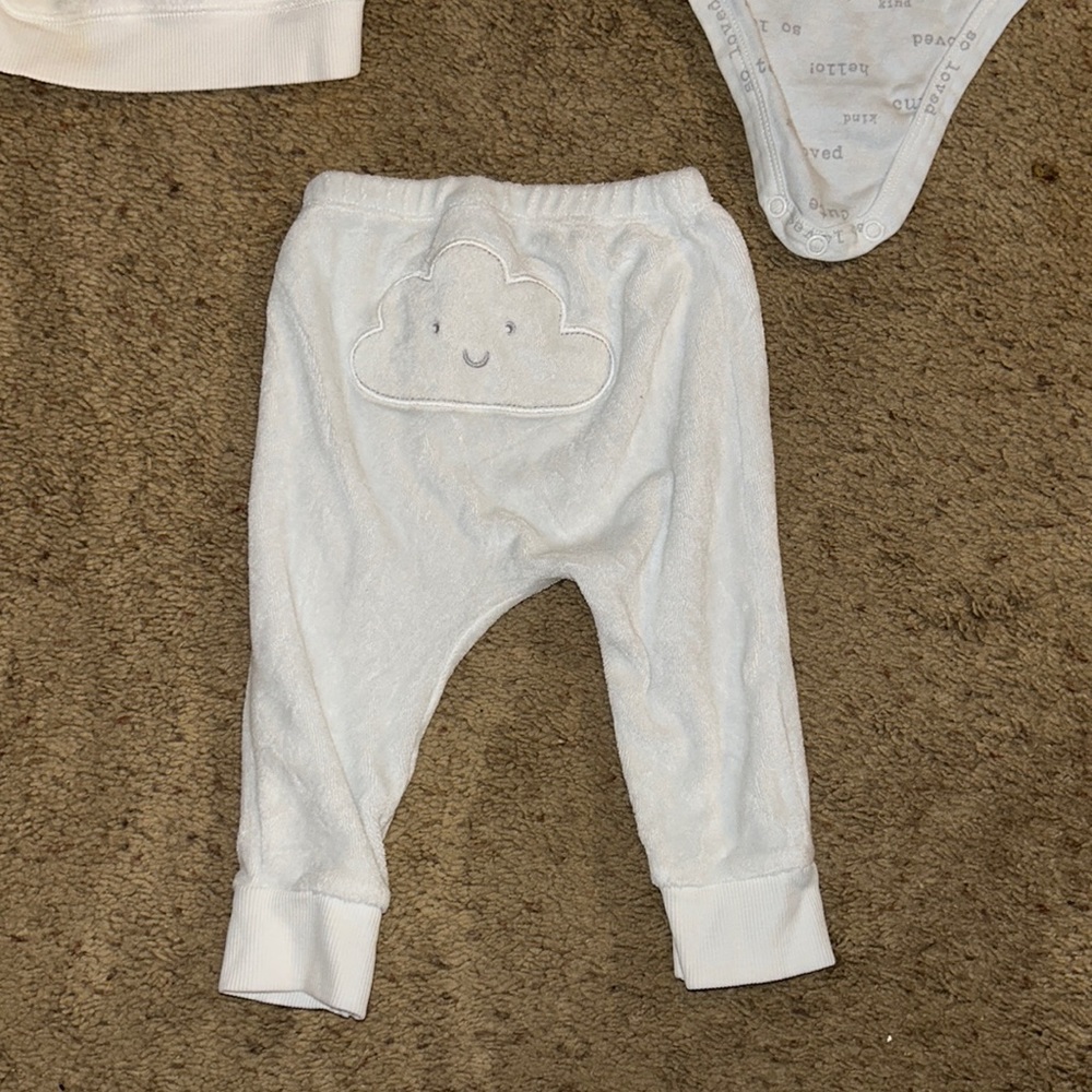 6 month Carters outfit - Picture 3 of 3
